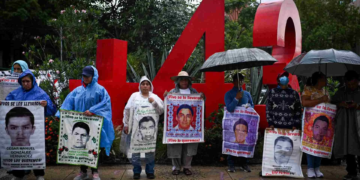 Padres de los 43 de Ayotzinapa acusan falta de avances tras reunión con Sheinbaum