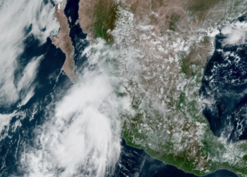 Tormenta tropical “Lorena” se desplaza paralela a Baja California Sur