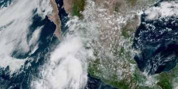 Tormenta tropical “Lorena” se desplaza paralela a Baja California Sur