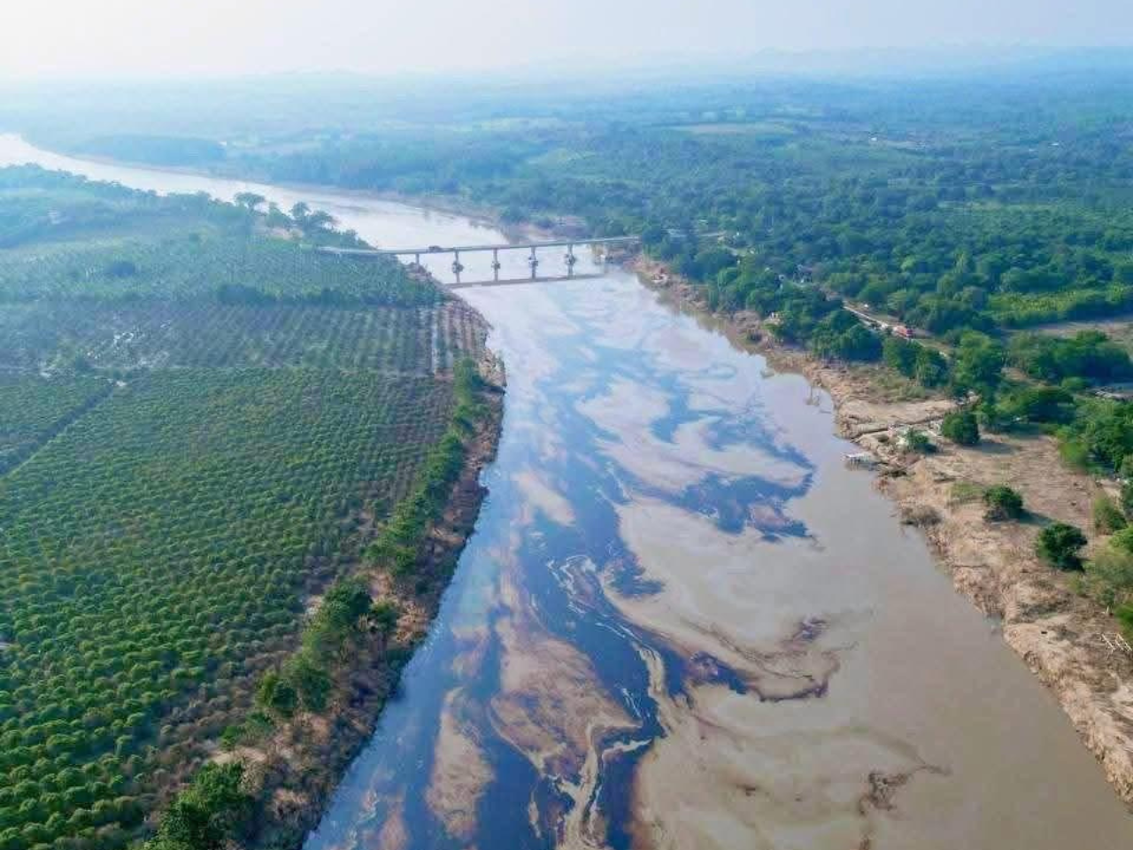 Derrame de 180 mil litros de petroleo en el río Tuxpan