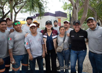 Estefanía Mercado supervisa labores de desazolve en Playa del Carmen