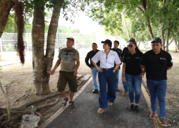 Estefanía Mercado atiende quejas ciudadanas en recorridos por colonias