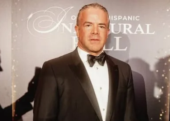 Asigna Pemex contrato millonario a empresa de presidente de Miss Universo cuando padre de la reina de belleza era directivo