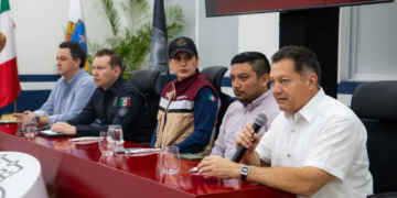 Estefanía Mercado presenta a titular de vivienda y regularización