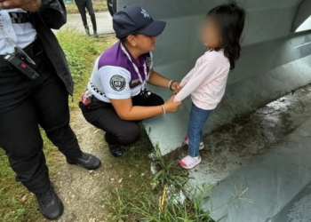 Trabajadores resguardan a una niña de 4 años, dijo que su mamá la sacó de su casa en Villas Otoch Paraíso