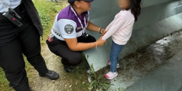 Trabajadores resguardan a una niña de 4 años, dijo que su mamá la sacó de su casa en Villas Otoch Paraíso