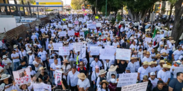 Uruapan se une en una marcha tras el asesinato de Carlos Manzo