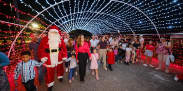 Enciende Mara Lezama árbol navideño en Zona Hotelera de Cancún con villas, pastorela y actividades familiares