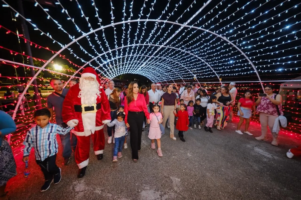 Enciende Mara Lezama árbol navideño en Zona Hotelera de Cancún con villas, pastorela y actividades familiares