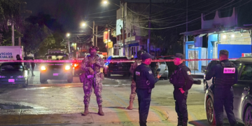 Acribillan a una pareja en Los Corales, intentaron refugiarse en una tienda de abarrotes