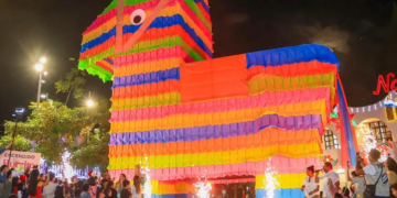 Cancún enciende su Navidad con árbol y Burrito Sabanero