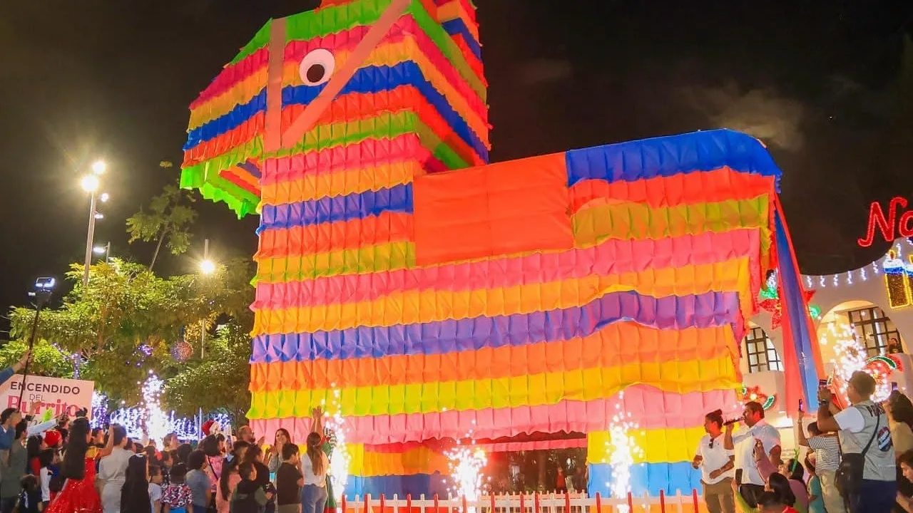 Cancún enciende su Navidad con árbol y Burrito Sabanero