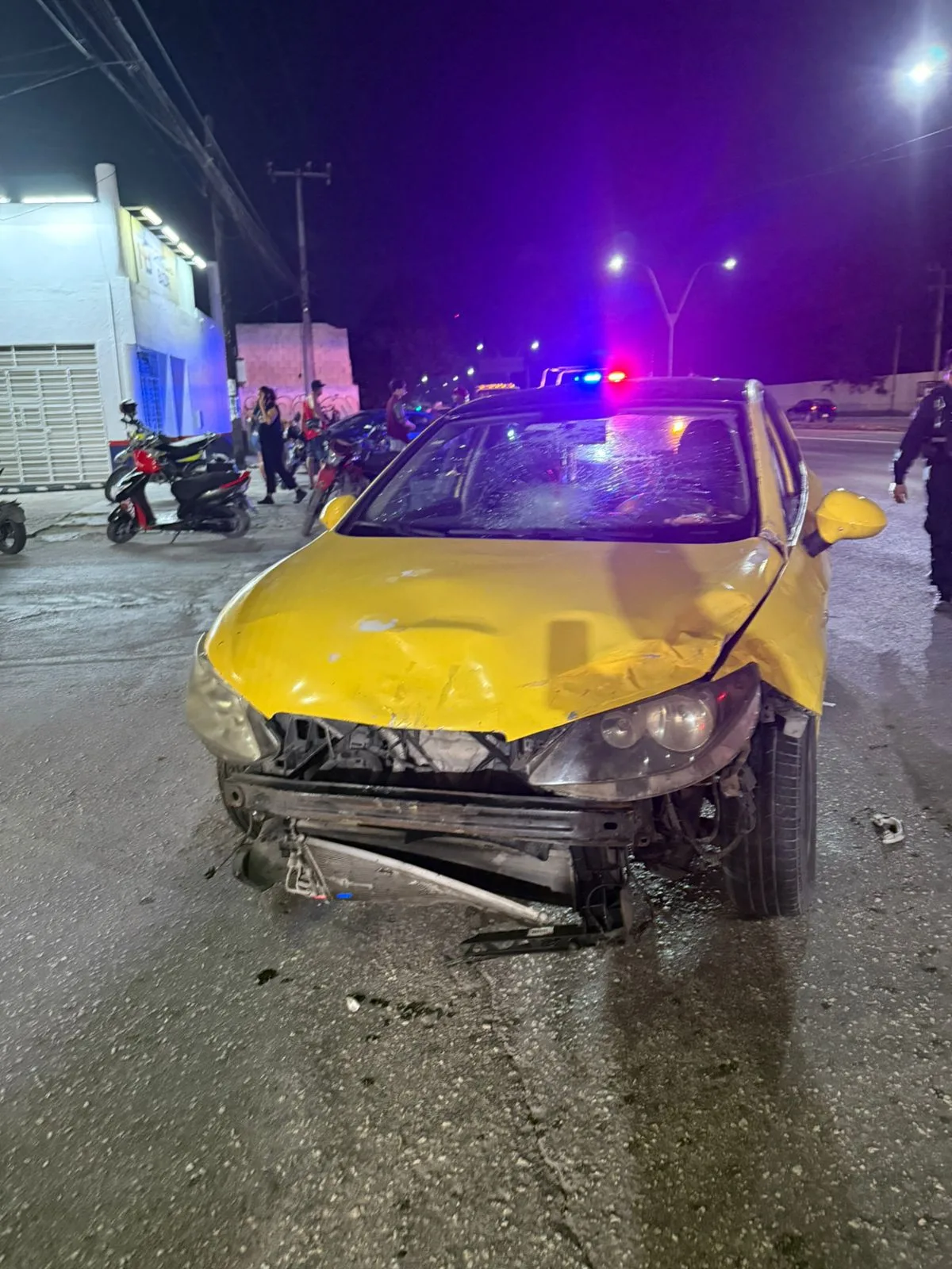 Automovilista arrolla a motociclistas e intenta darse a la fuga en la Portillo