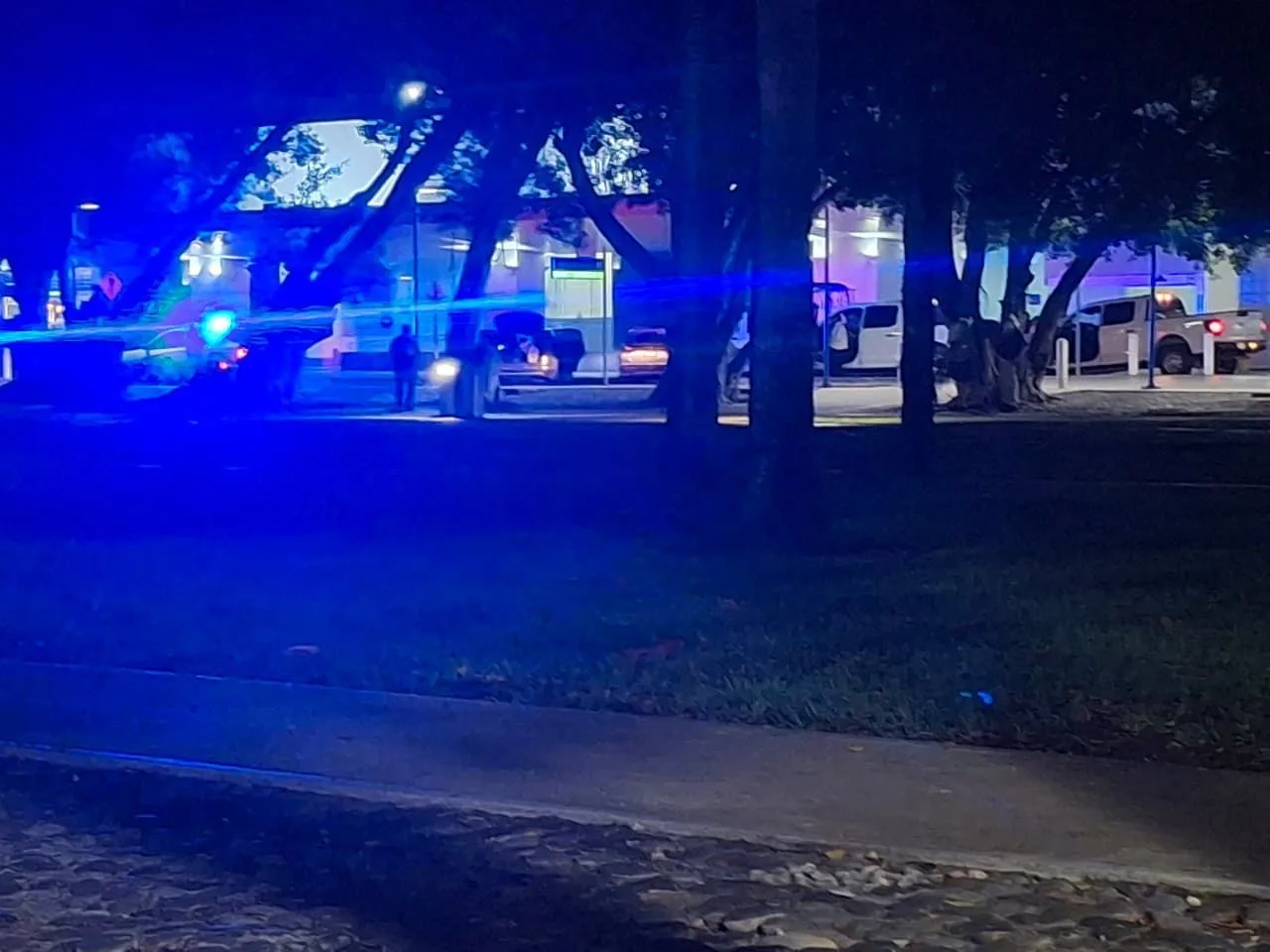 Persecución termina con dos sujetos armados detenidos en Aeropuerto de Cancún