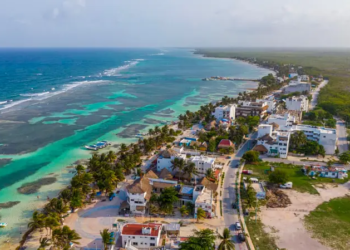 Coparmex demanda inversión urgente en infraestructura y servicios para Mahahual ante auge turístico