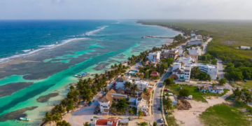 Coparmex demanda inversión urgente en infraestructura y servicios para Mahahual ante auge turístico