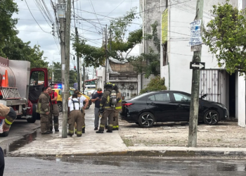 Bomberos de Cancún sofocan incendio en departamento de la SM 93; una persona es rescatada sin lesiones graves