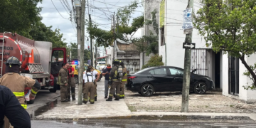 Bomberos de Cancún sofocan incendio en departamento de la SM 93; una persona es rescatada sin lesiones graves