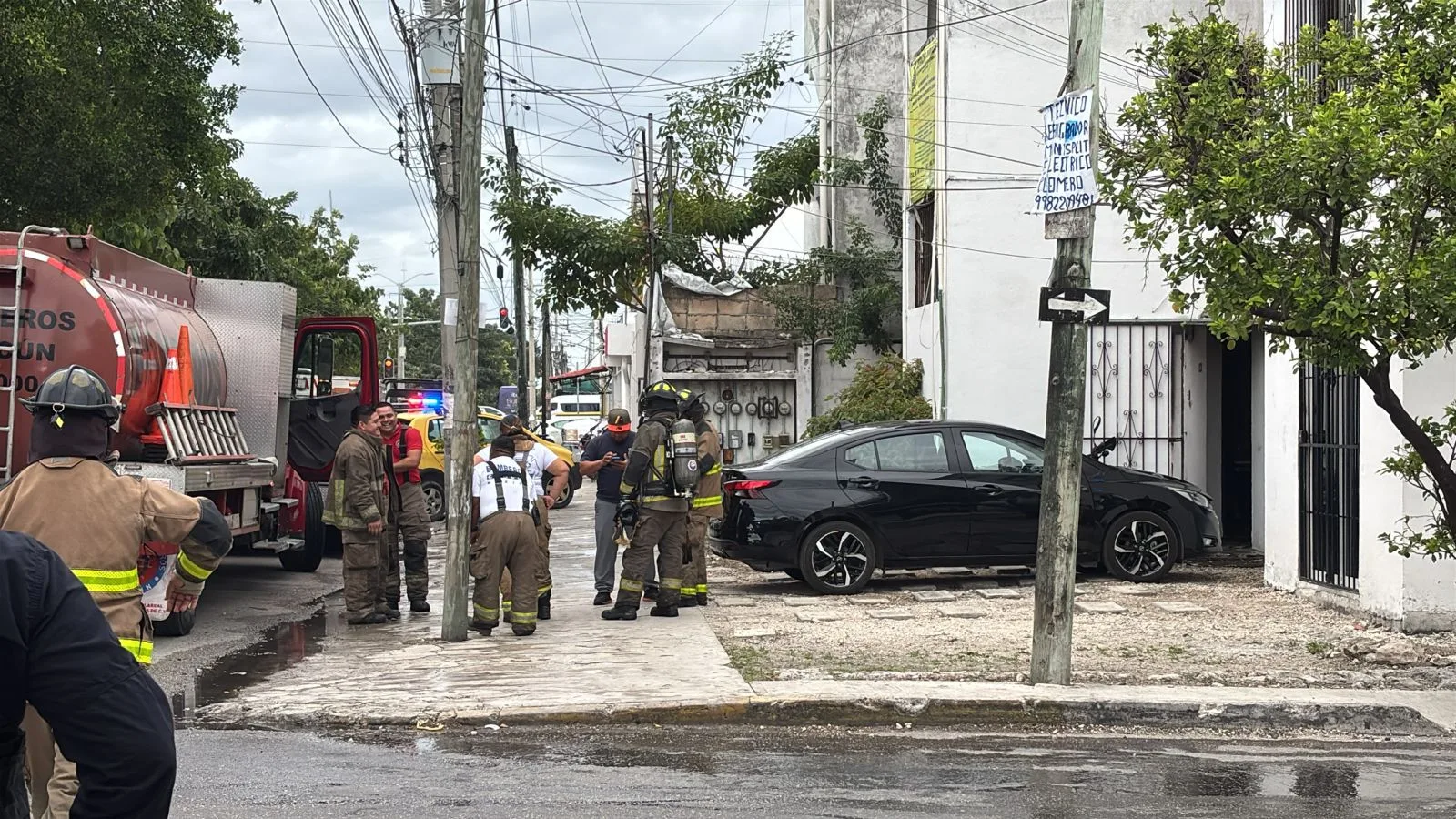 Bomberos de Cancún sofocan incendio en departamento de la SM 93; una persona es rescatada sin lesiones graves