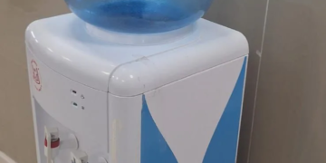 Escasez de agua purificada paraliza al Hospital General de Cancún; personal y pacientes se ven obligados a solventar el suministro