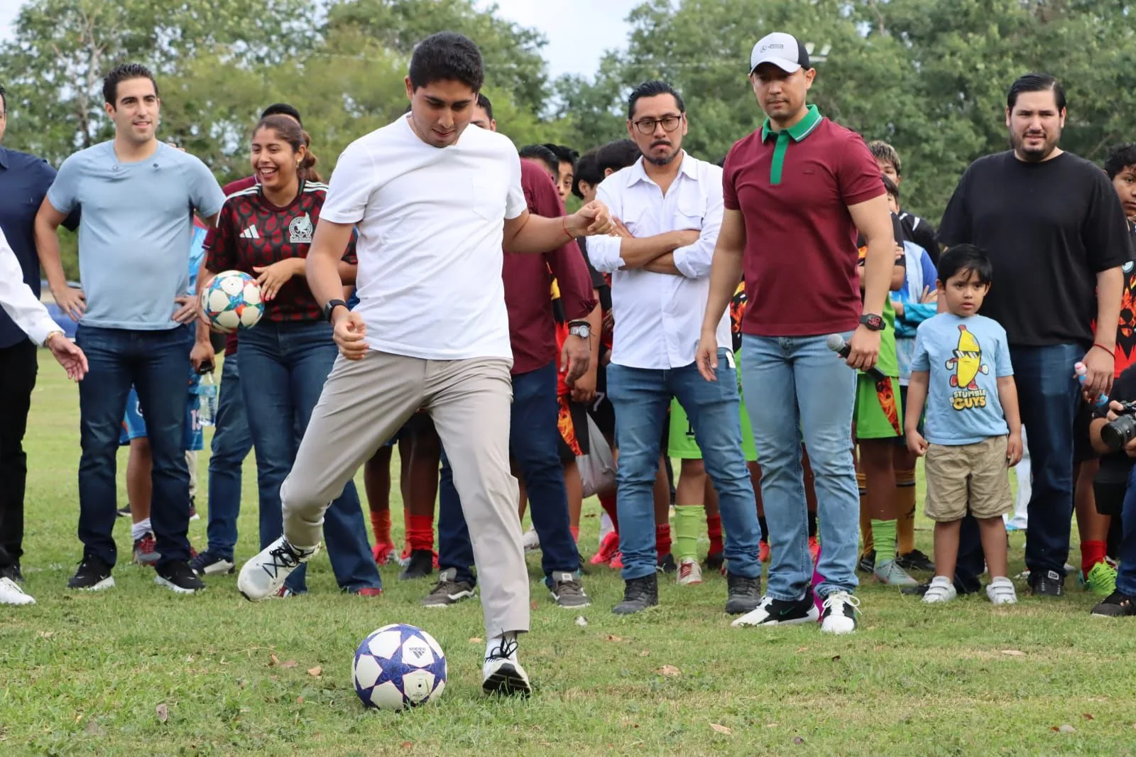 Inauguran segundo campo de fútbol de La Bombonera en Chetumal para fortalecer el deporte y la paz social