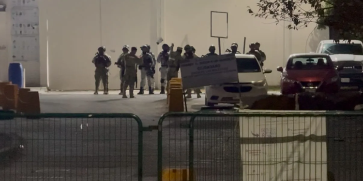 Operativo sorpresa en el Cereso: trasladan a reos de Cancún bajo fuerte resguardo