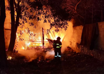 Incendian predio en la SM 240 de Cancún; sujetos en motocicleta habrían arrojado líquido inflamable