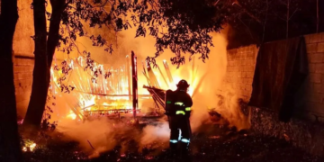 Incendian predio en la SM 240 de Cancún; sujetos en motocicleta habrían arrojado líquido inflamable