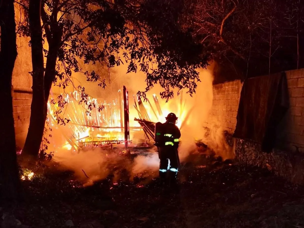 Incendian predio en la SM 240 de Cancún; sujetos en motocicleta habrían arrojado líquido inflamable