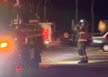 Fuego en plena Zona Hotelera: incendio consume palapa ligada a Xcaret en Cancún