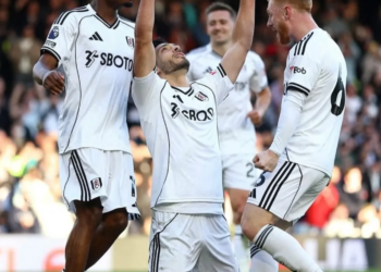 Entre lágrimas y gloria: Raúl Jiménez marca, gana con Fulham y dedica emotivo gol a su padre fallecido