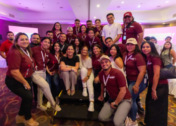 Foro de emprendimiento juvenil Playa del Carmen: Estefanía Mercado y Patricia Armendáriz motivan a estudiantes