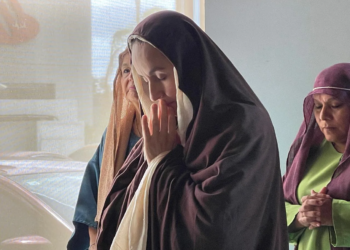 “Veo a Jesús con los ojos del alma”: María Coral, la mujer que da vida a la Virgen en el Viacrucis de Cancún