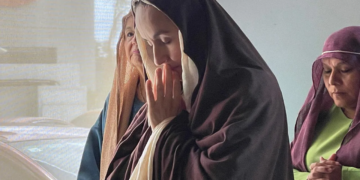 “Veo a Jesús con los ojos del alma”: María Coral, la mujer que da vida a la Virgen en el Viacrucis de Cancún