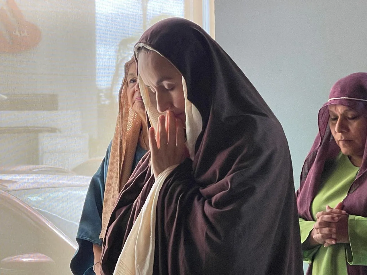 “Veo a Jesús con los ojos del alma”: María Coral, la mujer que da vida a la Virgen en el Viacrucis de Cancún