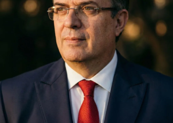 Hijo de Marcelo Ebrard se hospedó seis meses en embajada de México en Londres y desata debate