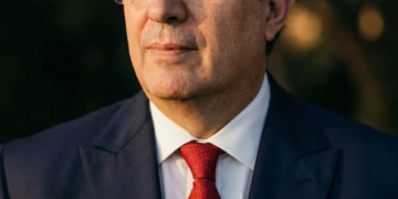 Hijo de Marcelo Ebrard se hospedó seis meses en embajada de México en Londres y desata debate