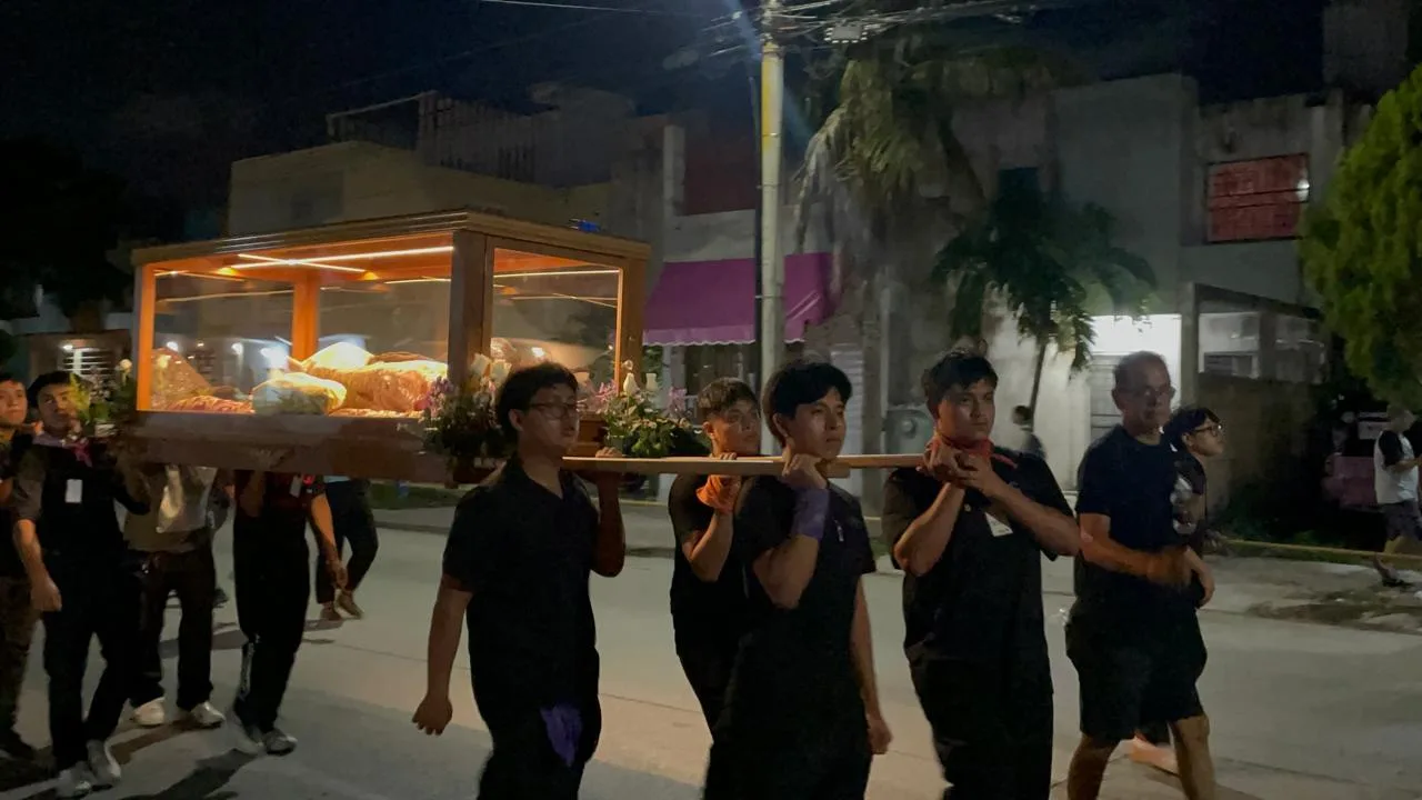 Procesión del Silencio en Cancún reúne a cientos de fieles en emotiva celebración de Viernes Santo