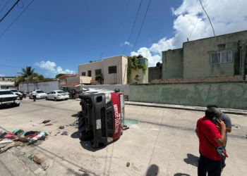 Volcadura de combi en Cancún deja 14 lesionados, entre ellos varios menores