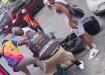 Riña en Cancún: hombre agrede a mujer en autobús en pleno centro y es golpeado por pasajeros