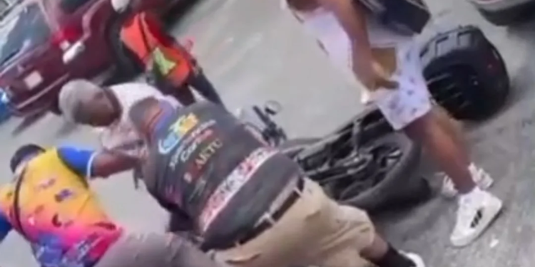 Riña en Cancún: hombre agrede a mujer en autobús en pleno centro y es golpeado por pasajeros