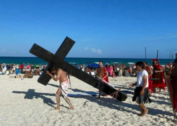 Viacrucis Viviente reúne a miles en Playa Delfines Cancún