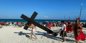 Viacrucis Viviente reúne a miles en Playa Delfines Cancún