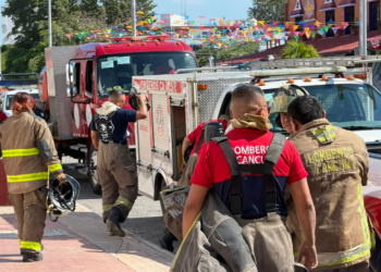 Incendio en plaza de Cancún moviliza a bomberos; fuego en local cerca de Soriana es controlado