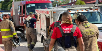 Incendio en plaza de Cancún moviliza a bomberos; fuego en local cerca de Soriana es controlado