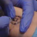 ¿Tienes tatuado al Dr. Simi? Podrías recibir dinero en efectivo