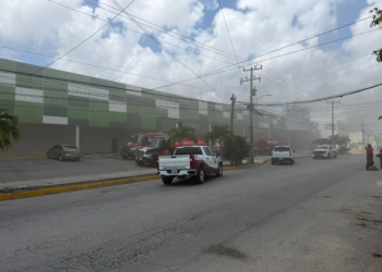 Incendio sacude Plaza Mis Héroes en Cancún; evacúan a más de 300 personas entre humo y caos