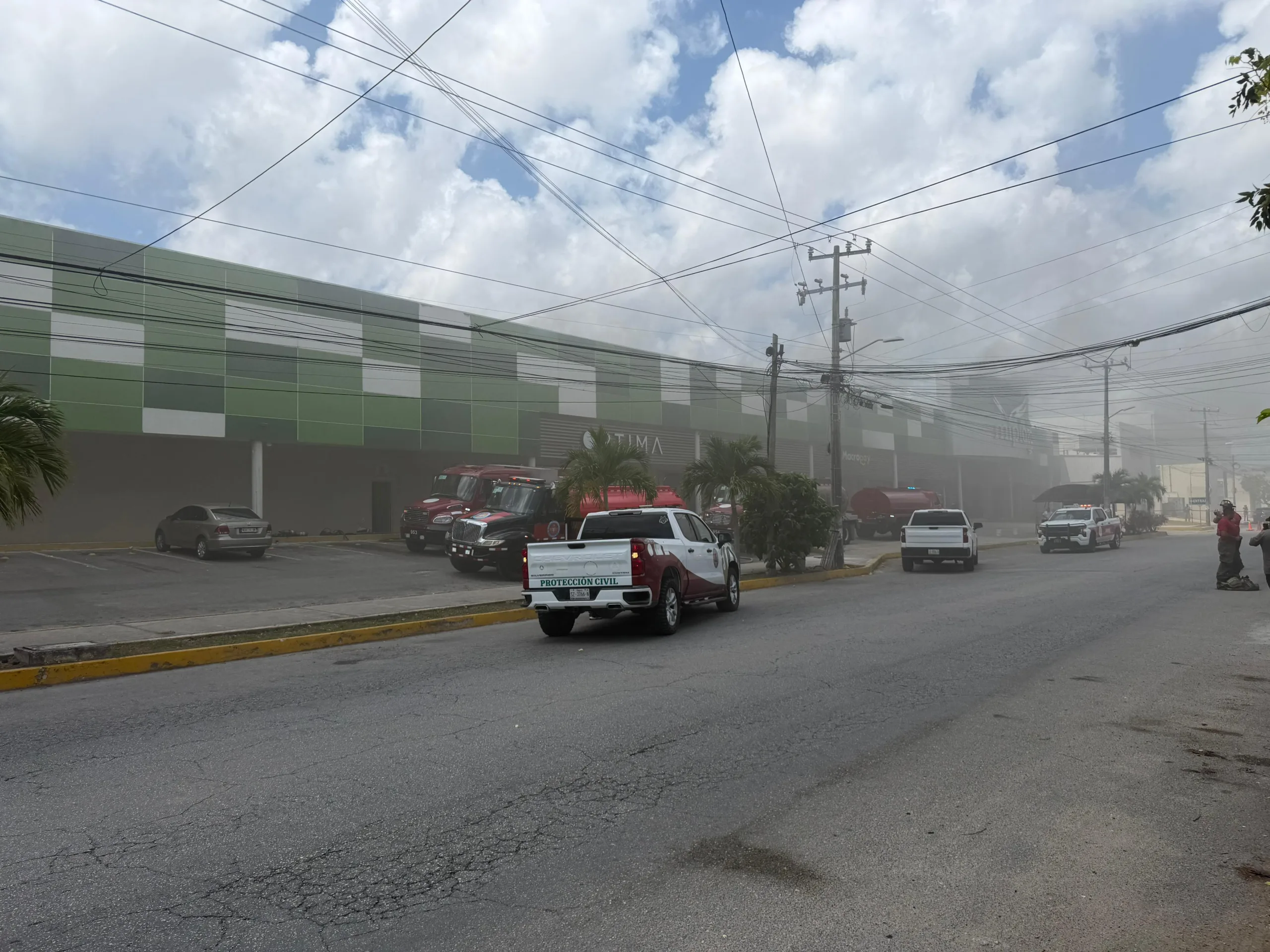 Incendio sacude Plaza Mis Héroes en Cancún; evacúan a más de 300 personas entre humo y caos