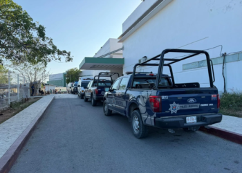 Madre detenida en Cancún por violencia contra su hijo; padrastro está prófugo