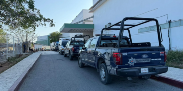 Madre detenida en Cancún por violencia contra su hijo; padrastro está prófugo
